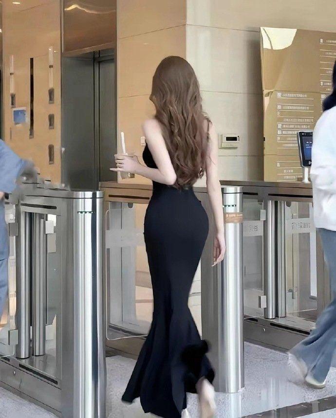 在公司里，从着装就可以看出是什么岗位的。
如果说穿工装的，那不用说是搞技术的。