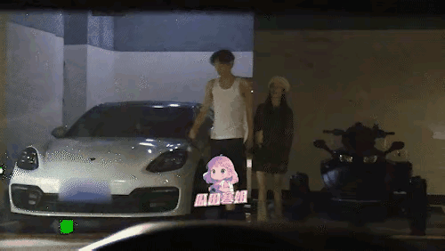 田栩宁又被狗仔拍到和女友若若牵手视频了。之前的单身声明显得格外尴尬。 ​​​