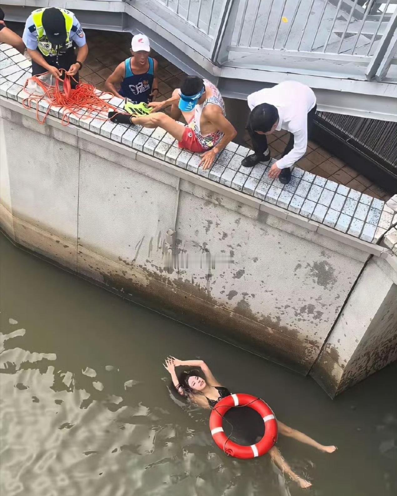 我怎么感觉这女的会游泳？ ​​​