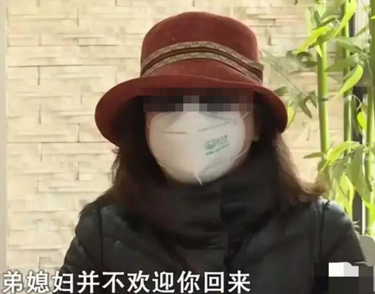 45岁女子，年薪300万，给弟弟买房买车盖别墅，每月还支付5000块钱生活费。然