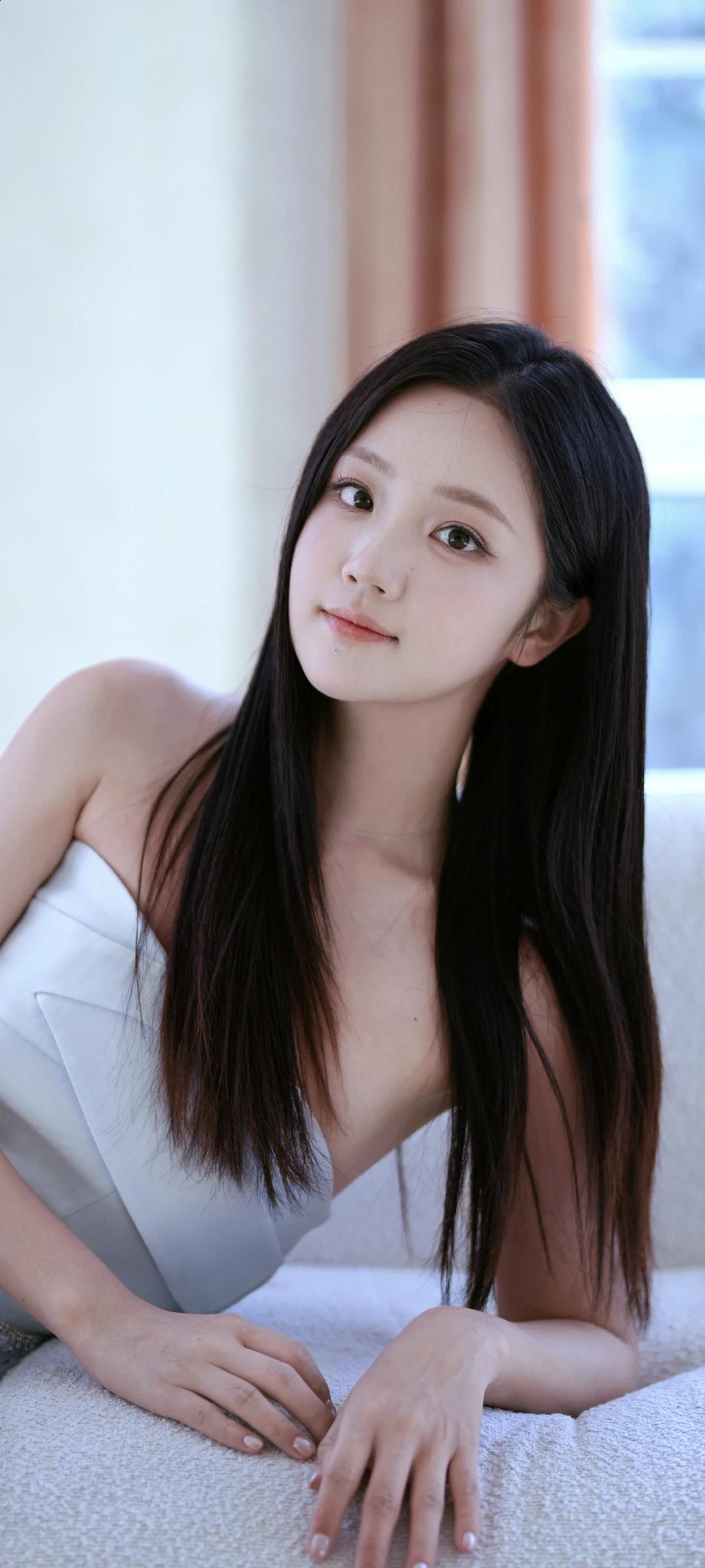 杨志雯～从小美到大的代表 童星出道，褪去小时候的稚嫩，现在多了淡淡的温婉气质，清