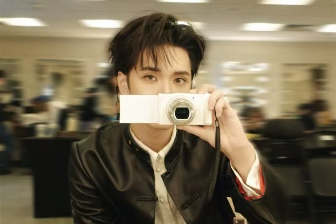 严浩翔相机自拍  严浩翔新音自拍  严浩翔新音自拍来啦，是换了相机自拍，是戳脸满