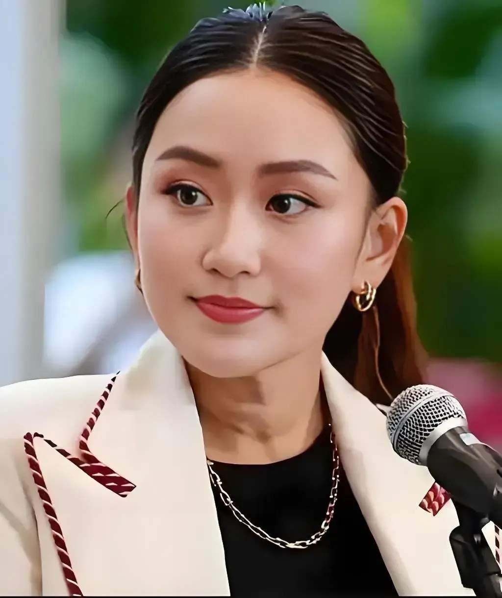 泰国前女总理佩通坦强硬发声：

辞职？绝无可能。
​
她的态度就是停职可以，辞职