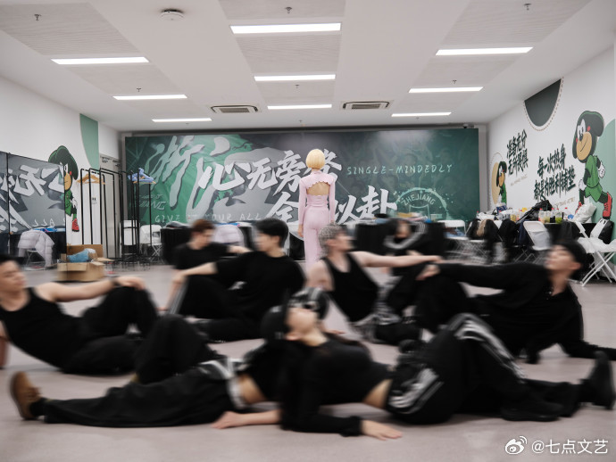 宋茜偷偷蓄力新舞台 粉发轻扬，舞步流转，每一个抬手都藏着对舞台的赤诚，每一次转身