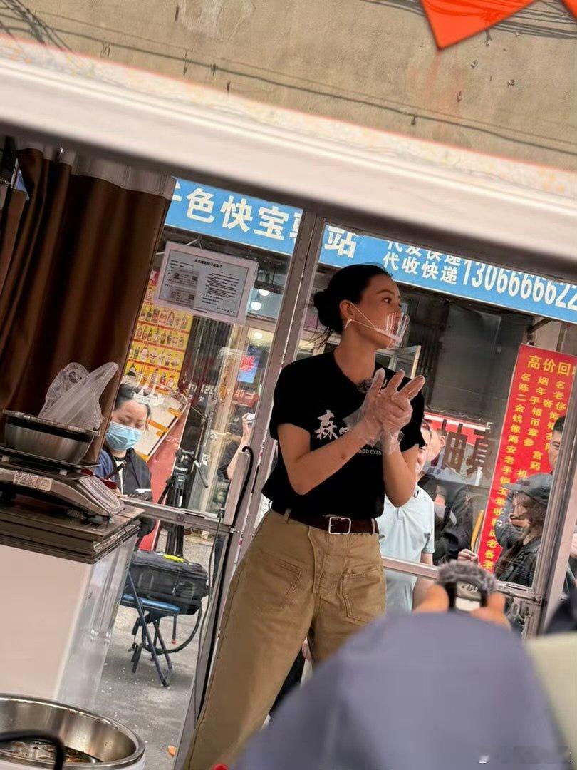 高圆圆东北早市卖辣白菜打破荧幕固有印象，高圆圆现身早市卖辣白菜，沉浸式贴合电影角