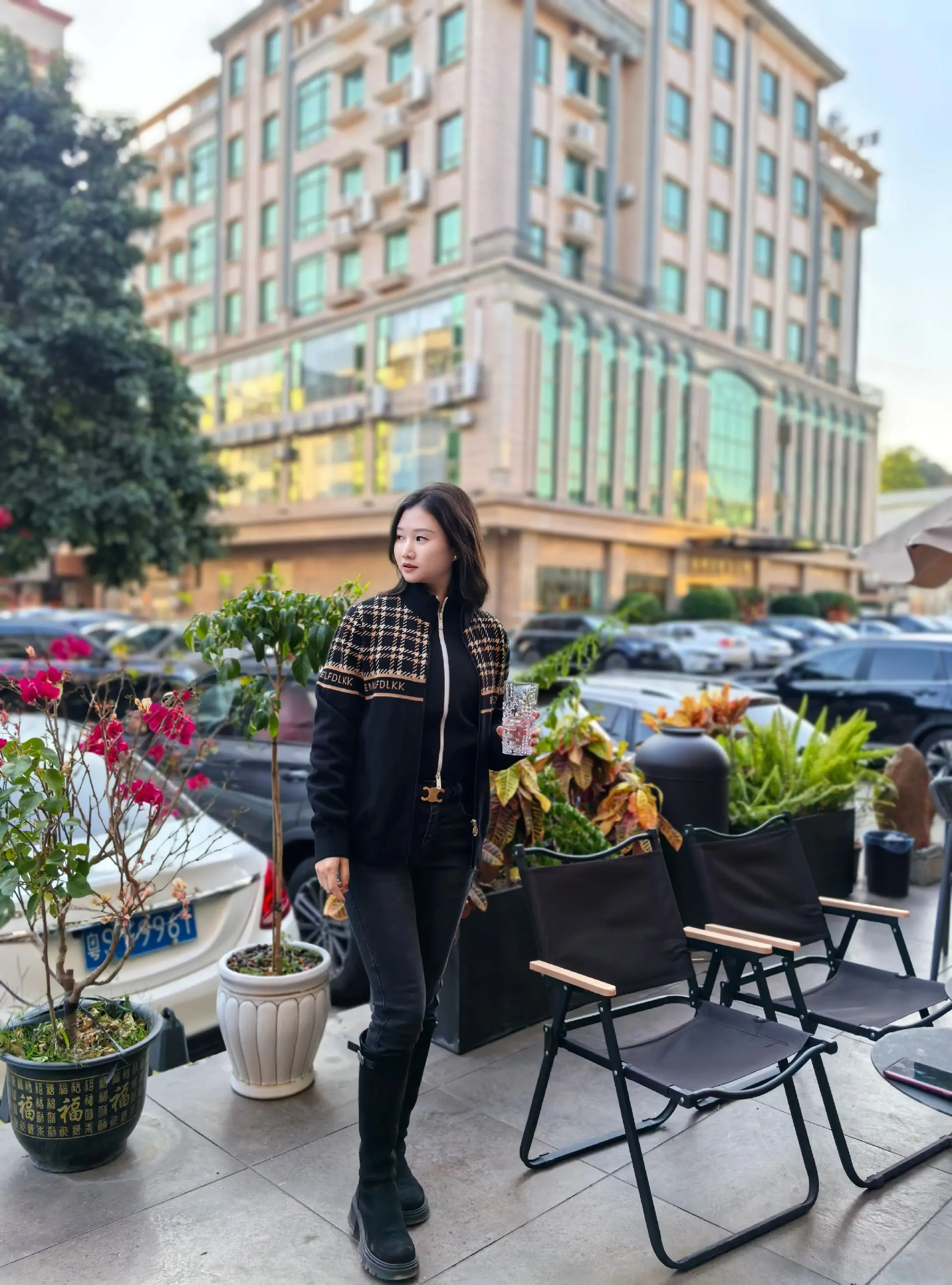 “世界是假的，但，爱是真的。”
