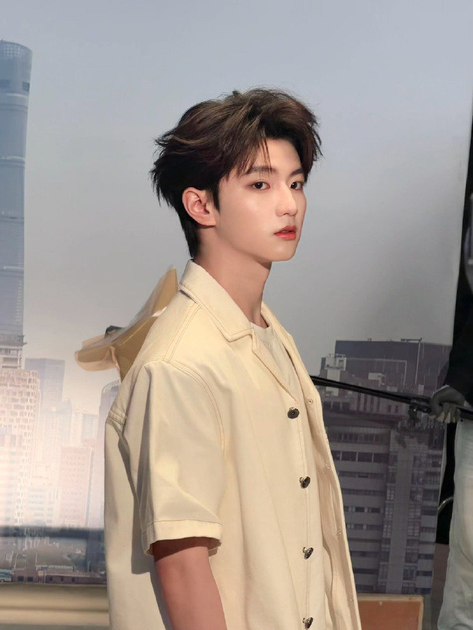 穆祉丞说记得涂好防晒穆祉丞牛仔短袖look 穆祉丞牛仔短袖look 清爽帅气穆祉