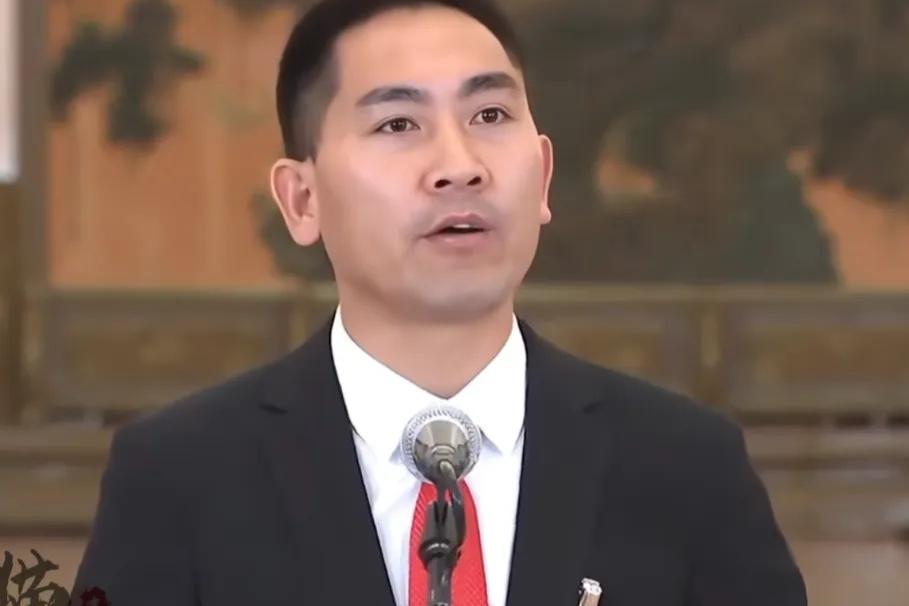 10岁父亲没了妈疯了哥姐全跑了！他靠什么活到今天？

一个10岁的小男孩，早上给