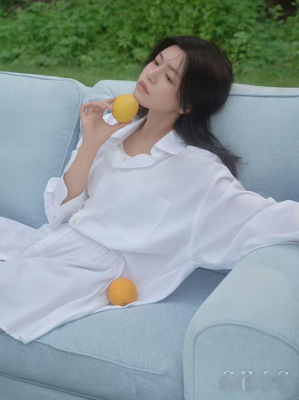 陈妍希CHIC封面大片 陈妍希这组大片好适合夏天！绿野里自由舒展，法式浪漫和清爽