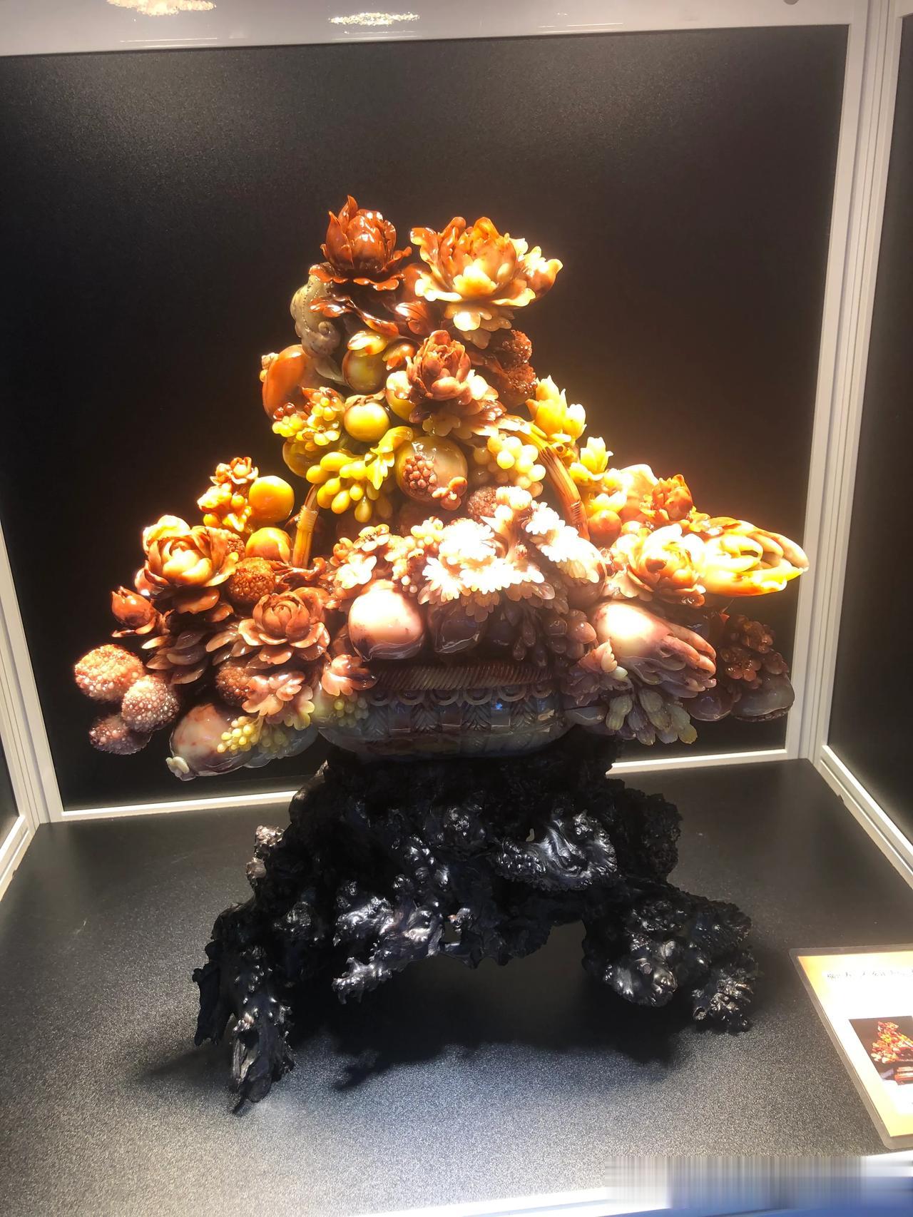 今天南京虽然天气很热，但来国展中心感觉还是很值得，见识了不少大师雕琢出来的宝贝，