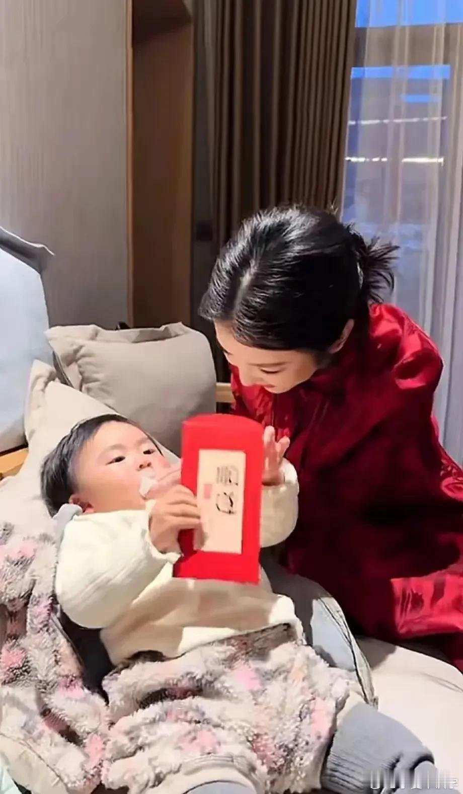 李云霄温馨带娃画面曝光！与孩子互动超有爱，笑容满溢藏不住幸福 ​​​