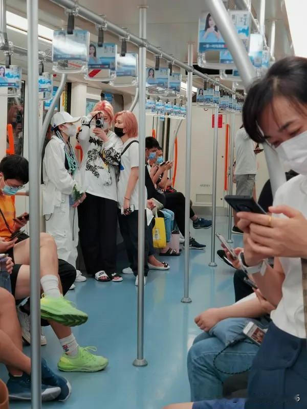 今天刷到上海警方警情通报，上海地铁两女争位互殴，太丢人了。尤其是66岁老太比32