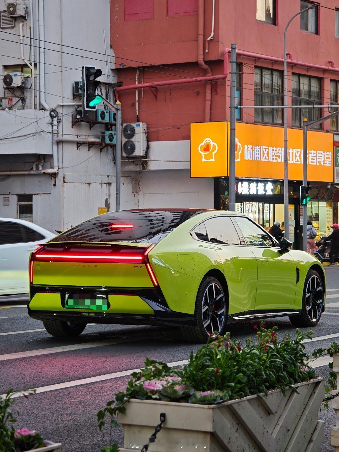 新p7感觉和x9一样，外观45度或者侧面都比较容易接受。新p7科技感未来感还是有