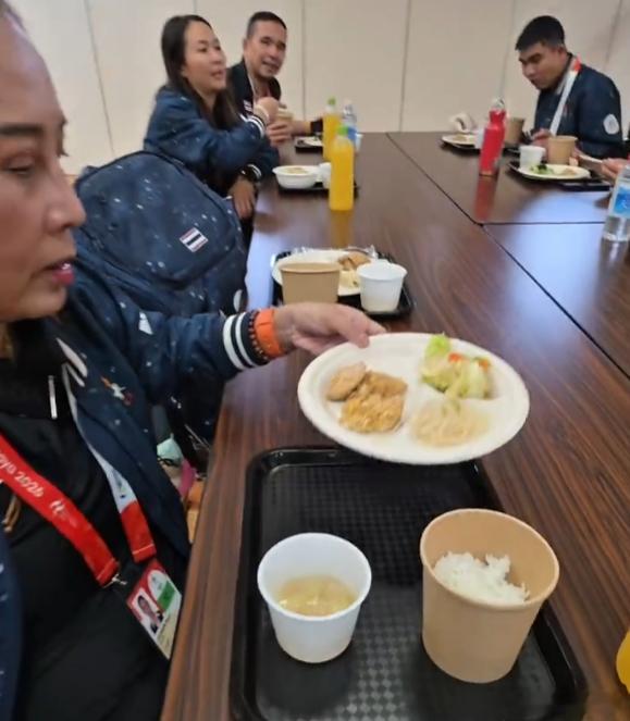 泰国藤球队餐食分量少被限制搭配 泰国教练奥特拍下食堂画面：西兰花和包菜只能二选一