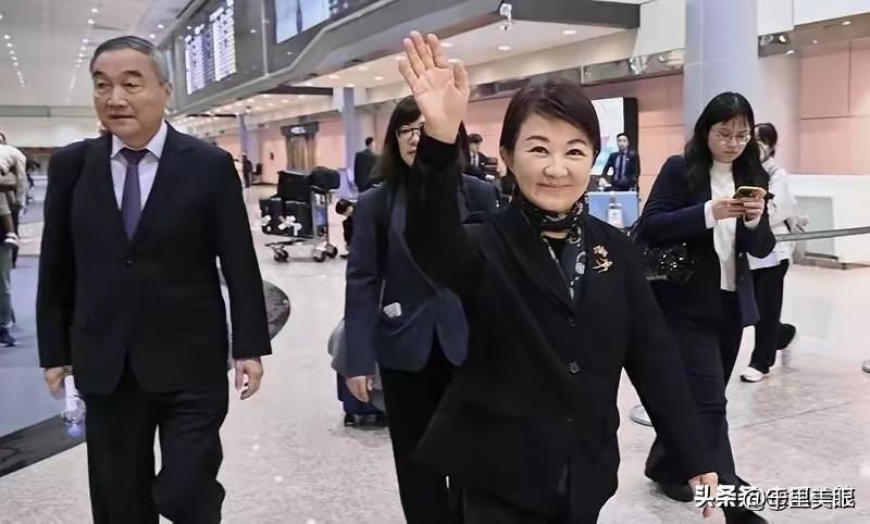 台中市长卢秀燕，今天（21）日清晨访美返台桃园机场。

瞧她——满面春风，整个脸