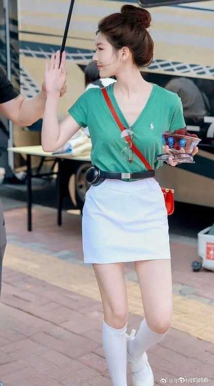 赵露思，耳机都可以当腰带了……女明星的腰都这么细吗 