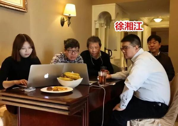 南京博物院原院长徐湖平这边刚出事，
 
后脚儿子的公司就“人去楼空”。
这时间卡