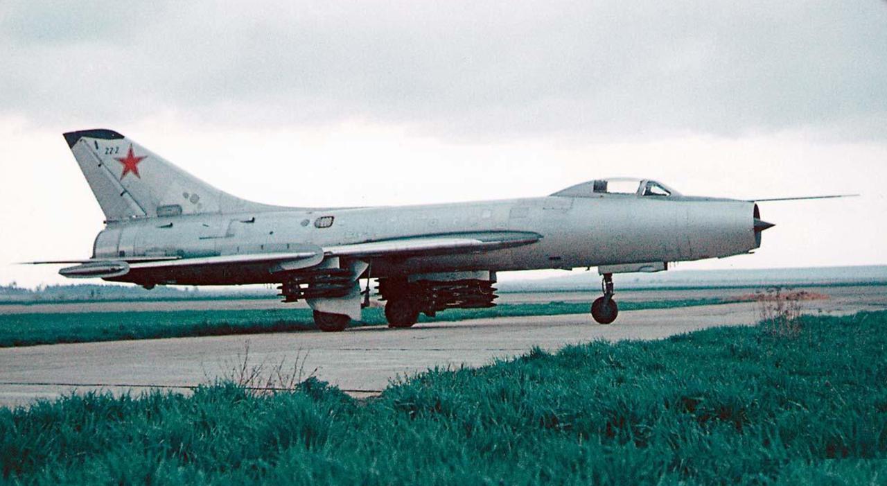 Su-7战斗轰炸机的罕见挂载

Su-7战斗轰炸机可以通过APU-14U复合挂架