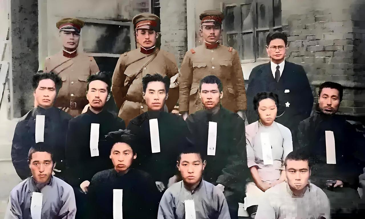 1933年，哈尔滨，十位抗日义士拍下了这张合影后，被拉往刑场集体枪杀，这是英雄留