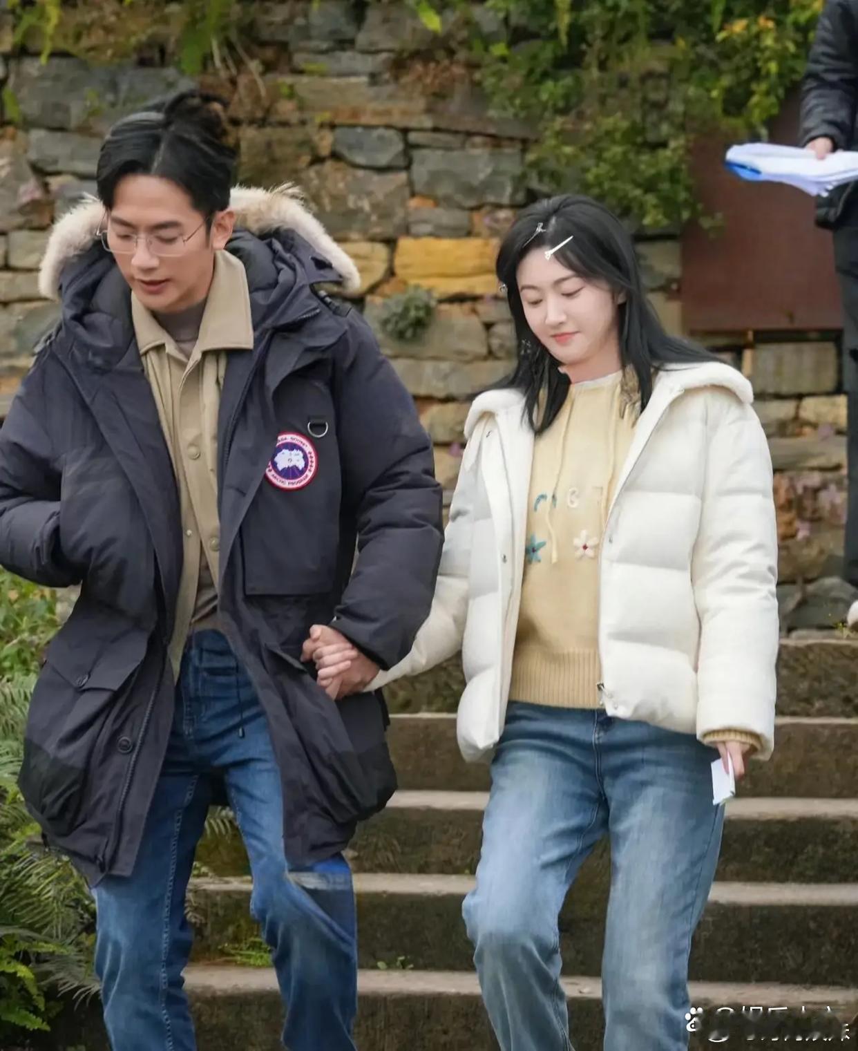 天啊！景甜居然都胖出双下巴啦！在重庆偶遇景甜拍戏，她本人个子不算高，脸圆圆的，皮