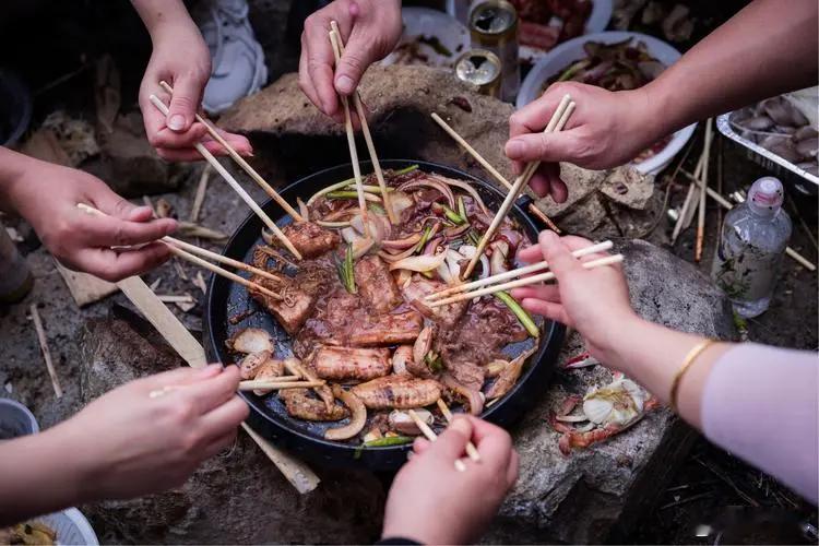 #为什么户外运动越来越火# 野炊应该是小时候最喜欢做是事情，现在户外活动，和同事