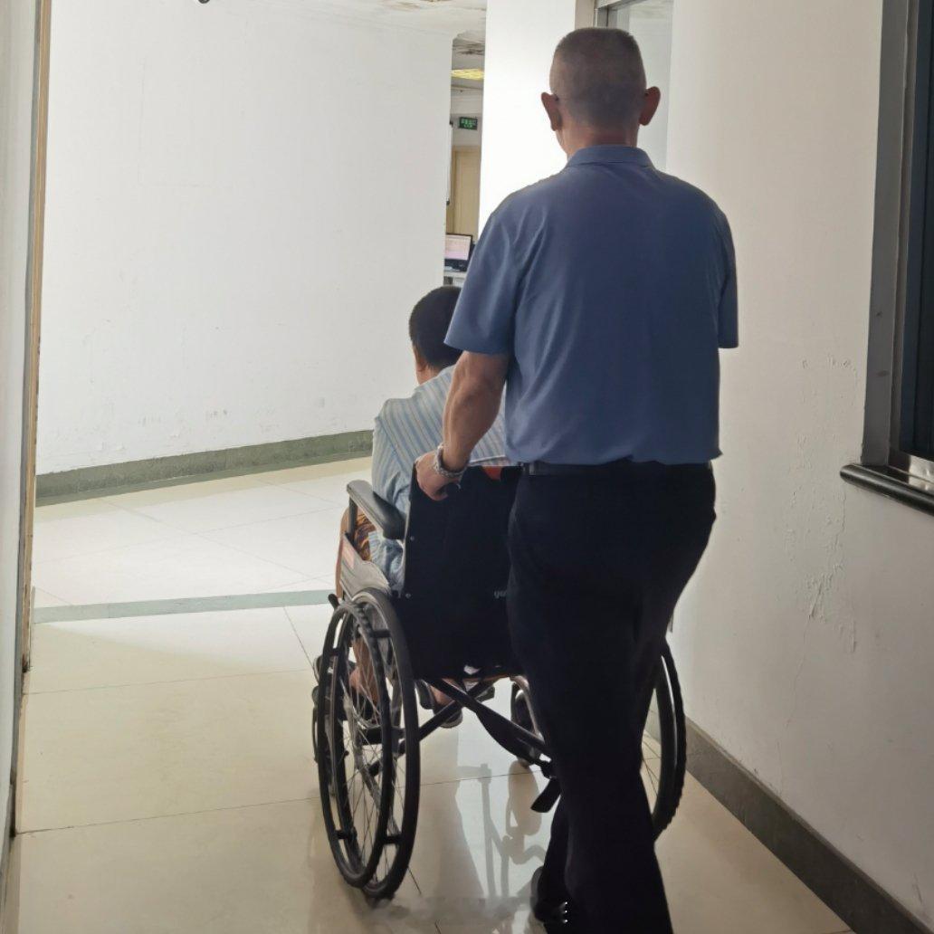 37小伙，忙于应酬，一天一斤酒，最终股骨头扛不住了，坏死了… ​​​