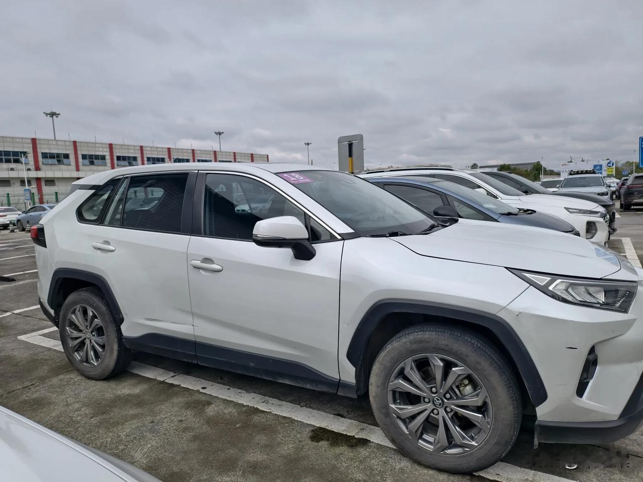 到遵义了，租的一辆车就在机场门口。荣放RAV4，感觉价格比较实惠。

刚出机场的