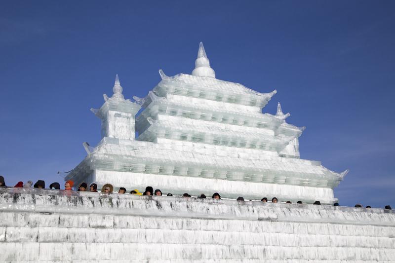 近日新疆昭苏有个大新闻，著名冰雕艺术家贺娇龙创作的巨型冰雕完工啦！这可是一场冰雪