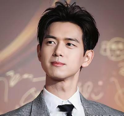 李现又扑了。一点儿都不抗剧啊。角色演了不少，但是最出圈的好像还是和杨紫的“亲爱的