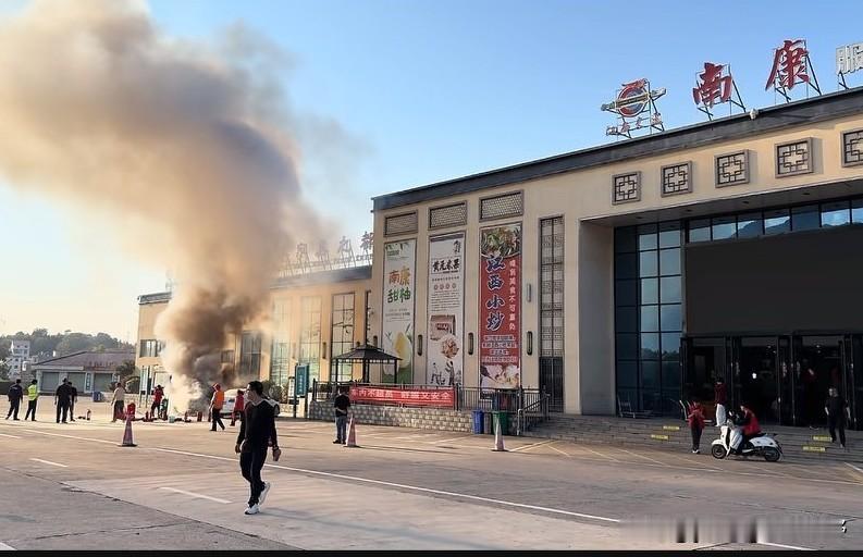 最近发生在江西南康高速公路服务区内危险的一幕。车主只是进服务区里休息一下，竟遭遇