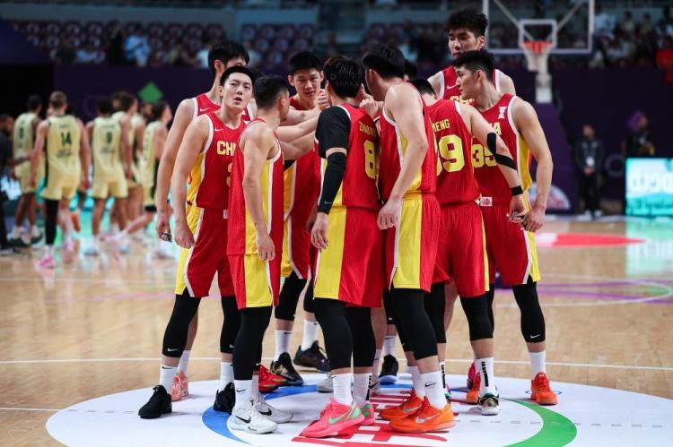 只差一点！中国男篮89-90不敌澳大利亚，获得亚洲杯亚军，这一战，把澳大利亚逼到