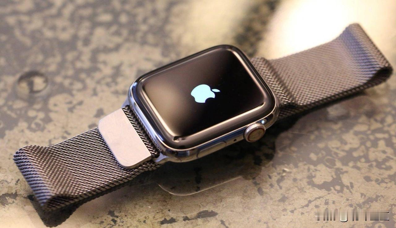 日前据业内消息，苹果计划于明年对Apple Watch进行重大功能升级，并携手联