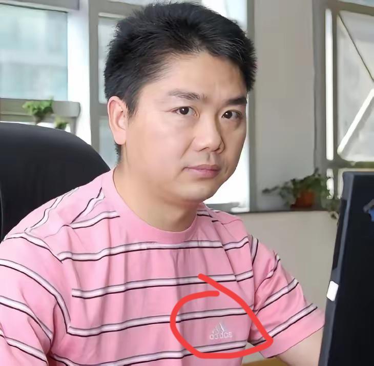 东哥年轻时候穿的衣服是什么牌子