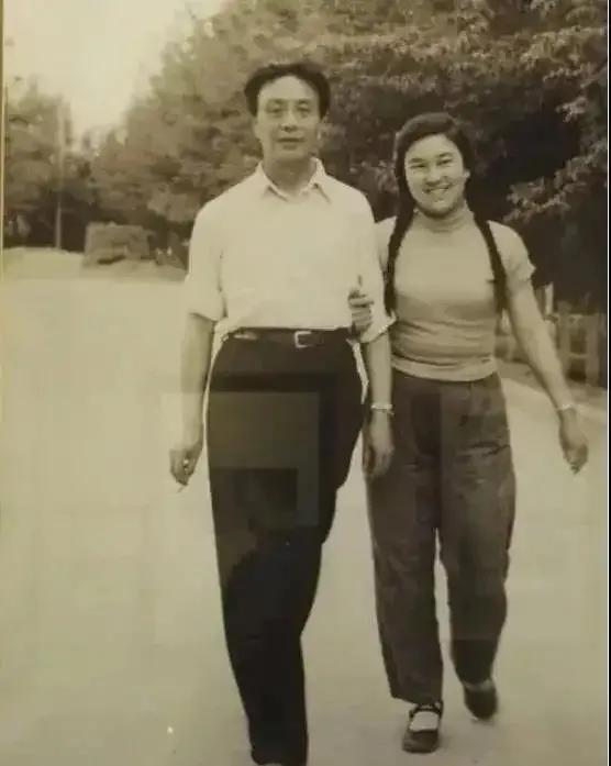 那时，著名的大诗人艾青曾有三段婚姻，第一段婚姻是家里定的，第二段婚姻感情破裂，第