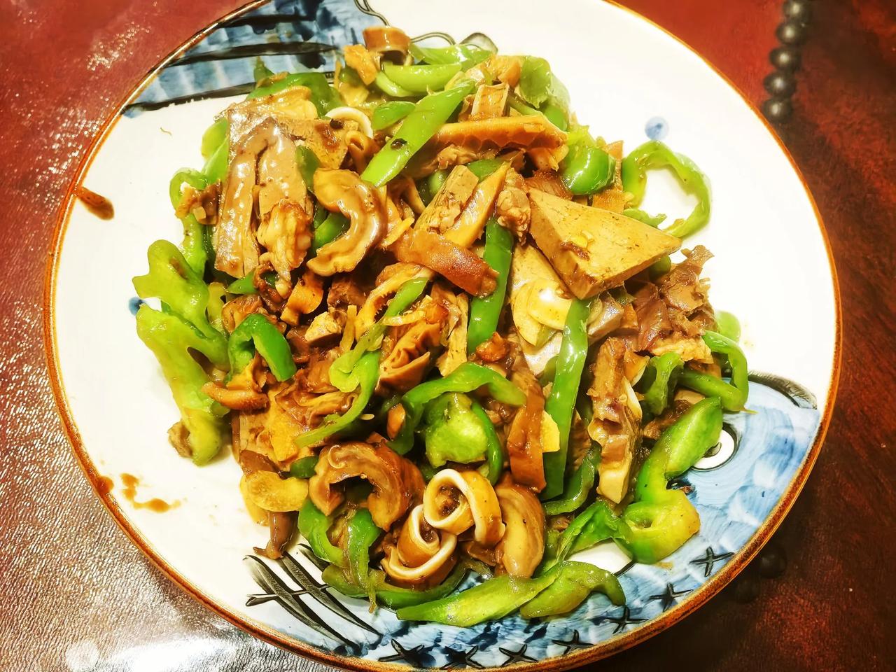 一周伙食集锦:爆炒羊杂，潮汕牛肉，红糖糍粑，豌豆虾仁，砂锅牛杂，香煎马鲛，烤五花