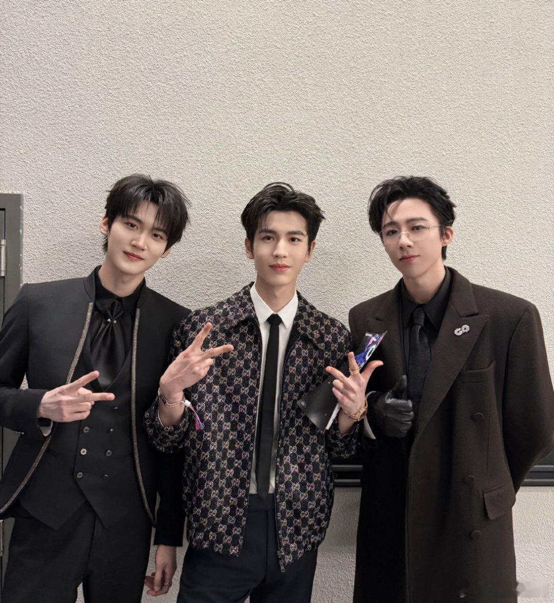 张凌赫晒与刘宇宁周柯宇合照速来认领自家哥哥！张凌赫、刘宇宁、周柯宇惊喜同框，三家