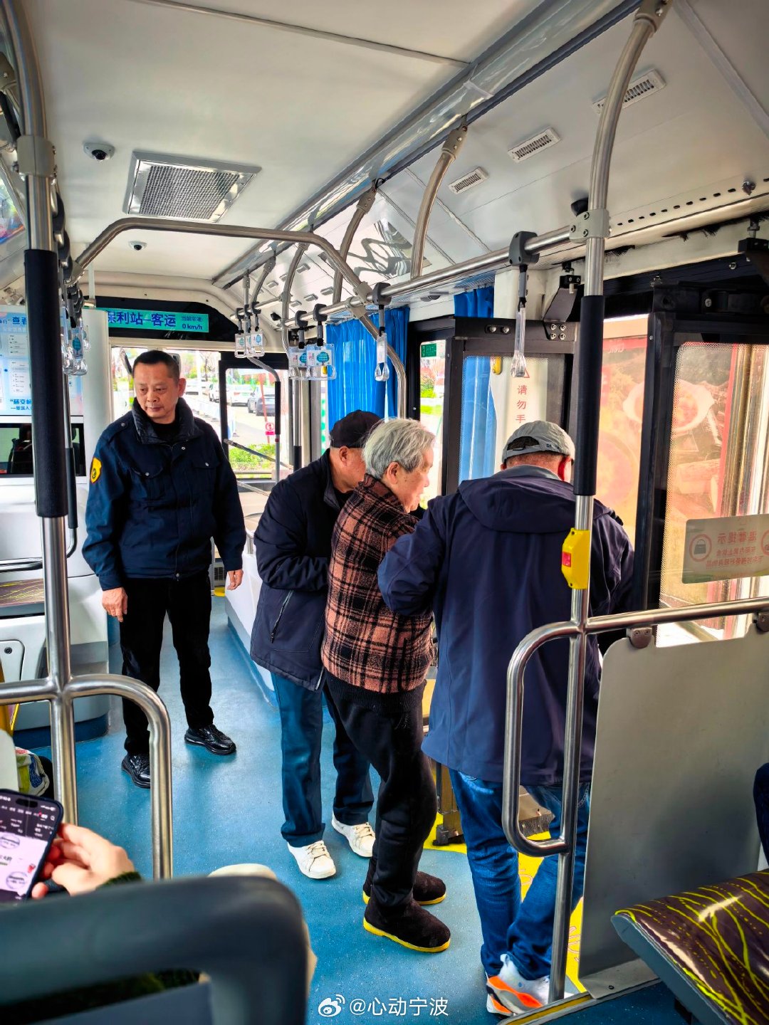 宁波慈溪公交上的温馨一幕 给18路浙B31656D的司机点赞，城东新村站上来一对