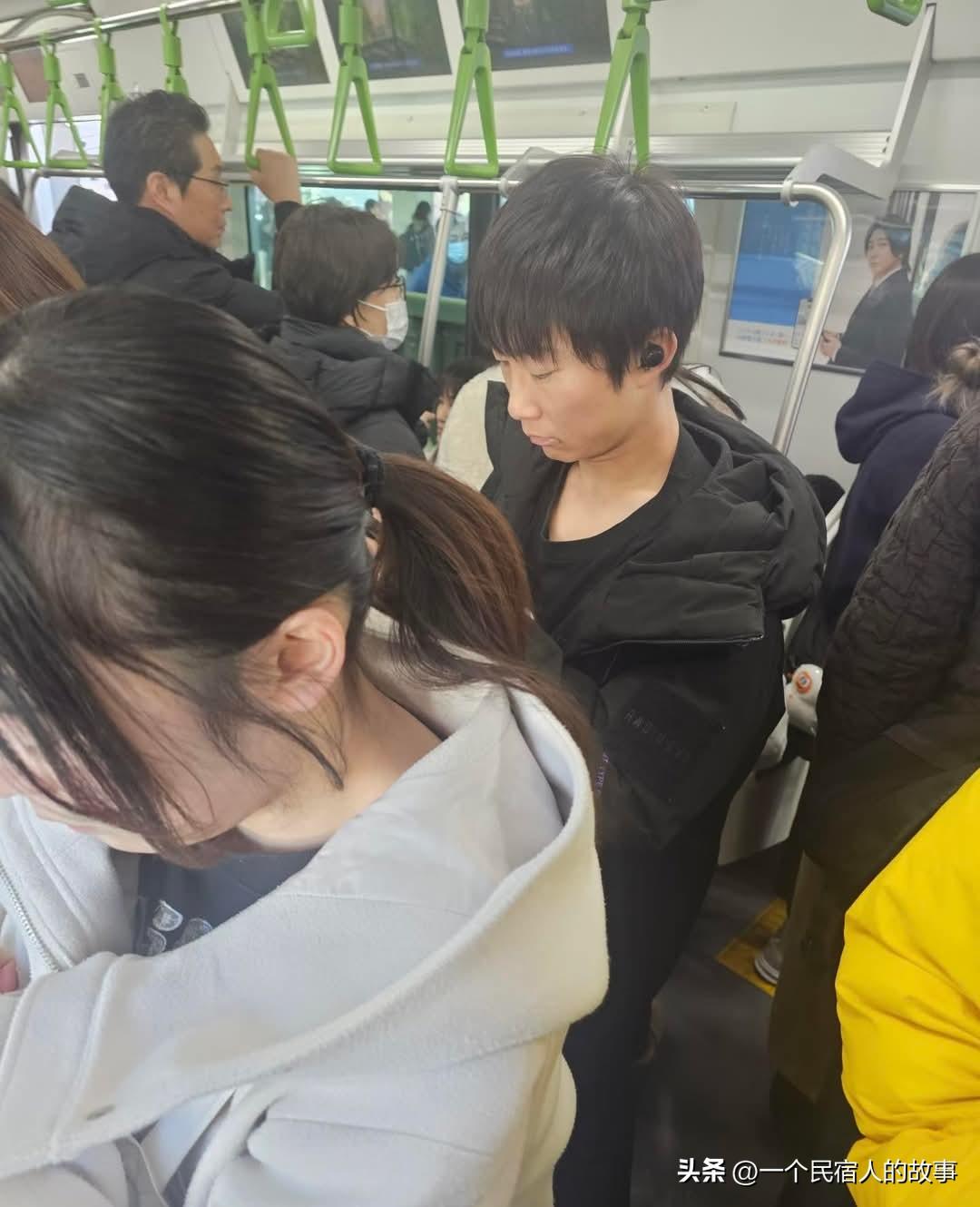 网友旅游在日本地铁偶遇明星
听说这个家伙很出名，大家认识吗？