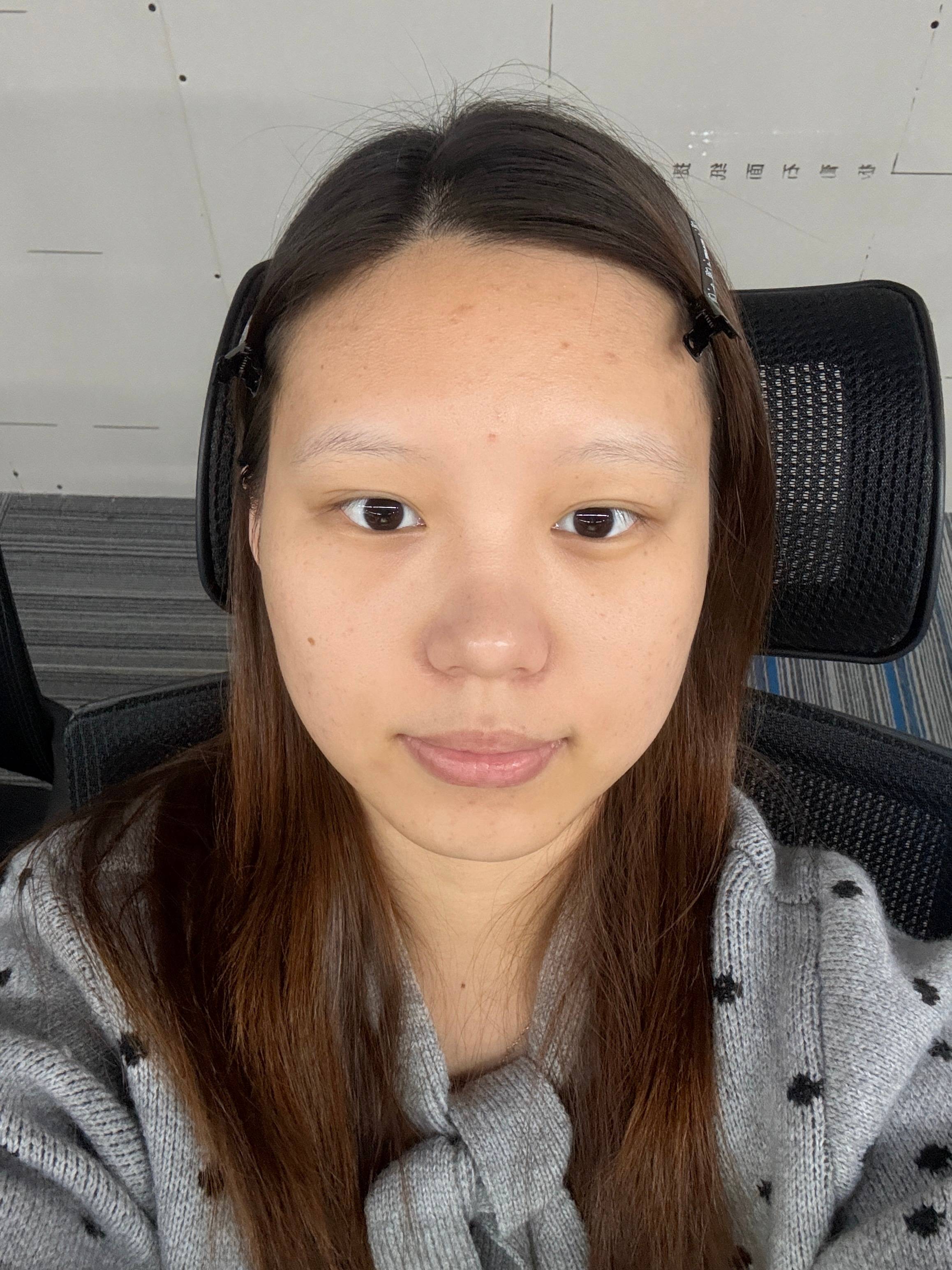眉毛比较淡 额头开阔平整 但眉骨不够凸显  进入中年三十多岁这段时间相对比较吃力
