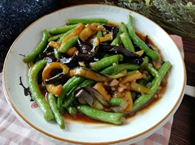 茄子别总红烧了，加把豆角一起炒，不吸油不发黑，鲜香软糯特下饭