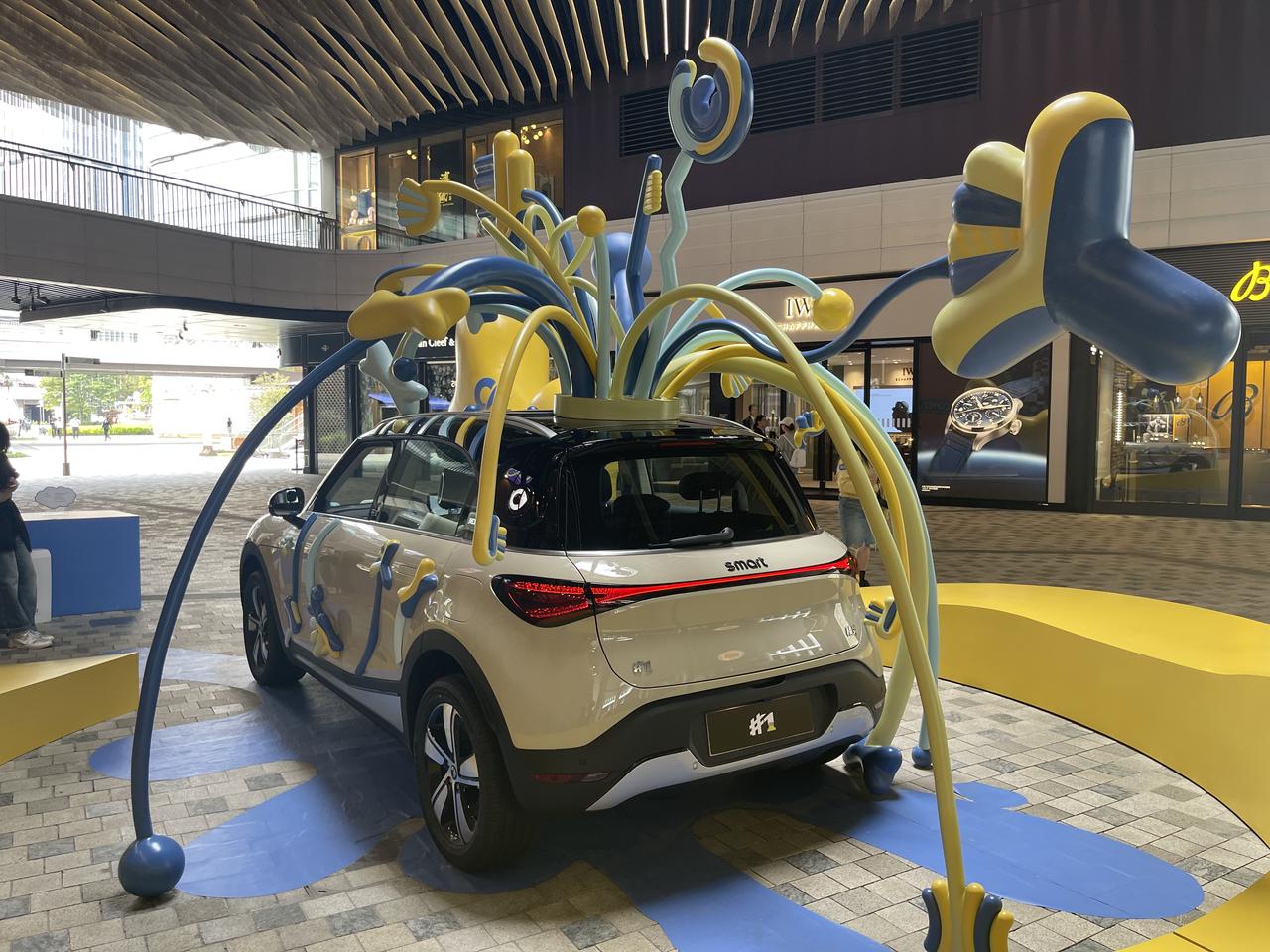 smart在前滩太古里打造了一个专为狗狗打造的沉浸式艺术展览，同时展出了一台很夸