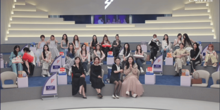 孙怡直播啃火腿肠乘风2026 一公后台大家都在紧张等分，孙怡在吃东西。队友哭了她