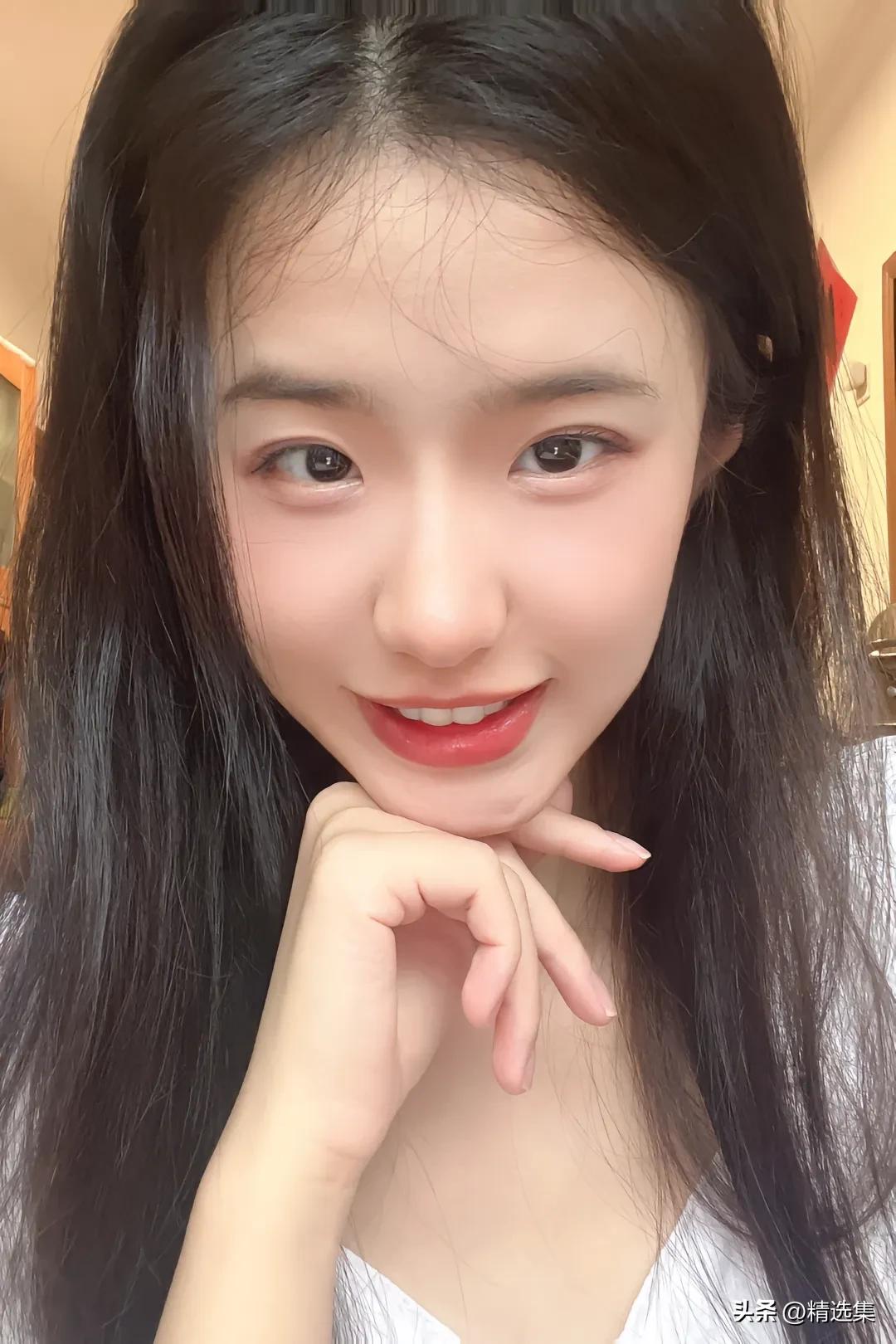 笑靥如花，心似明镜。