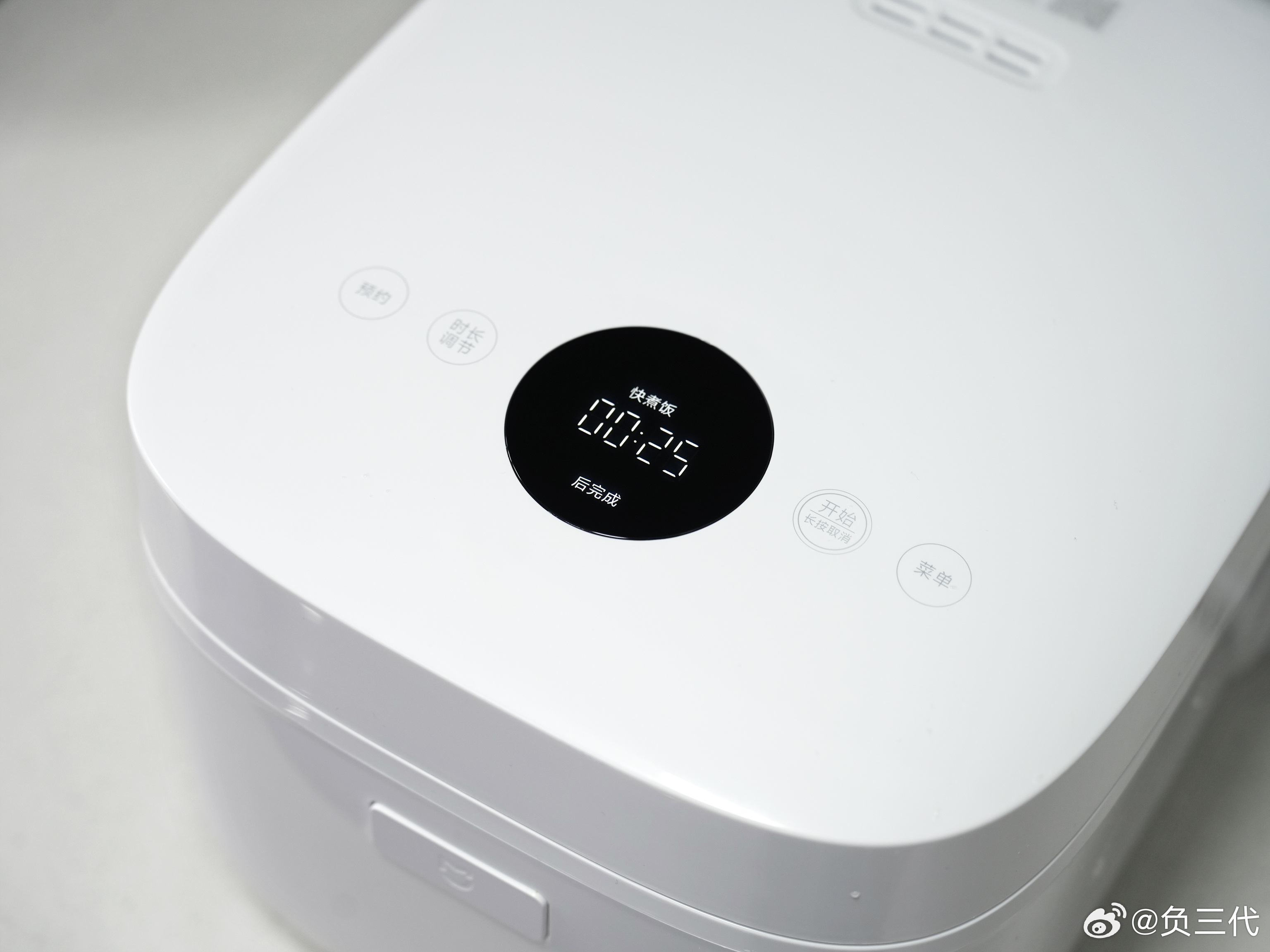 高端IH电饭煲的价格一般都比较高，米家IH电饭煲2，直接把高端IH技术与健康0氟