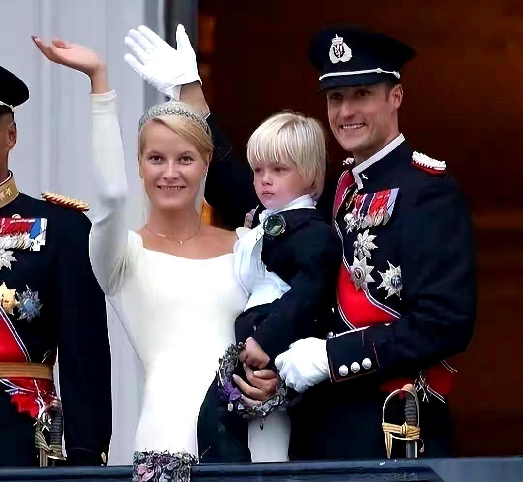 我勒个去，挪威王储妃这事儿，比所有网文加起来都刺激。
“我快无聊死了，快来救救我