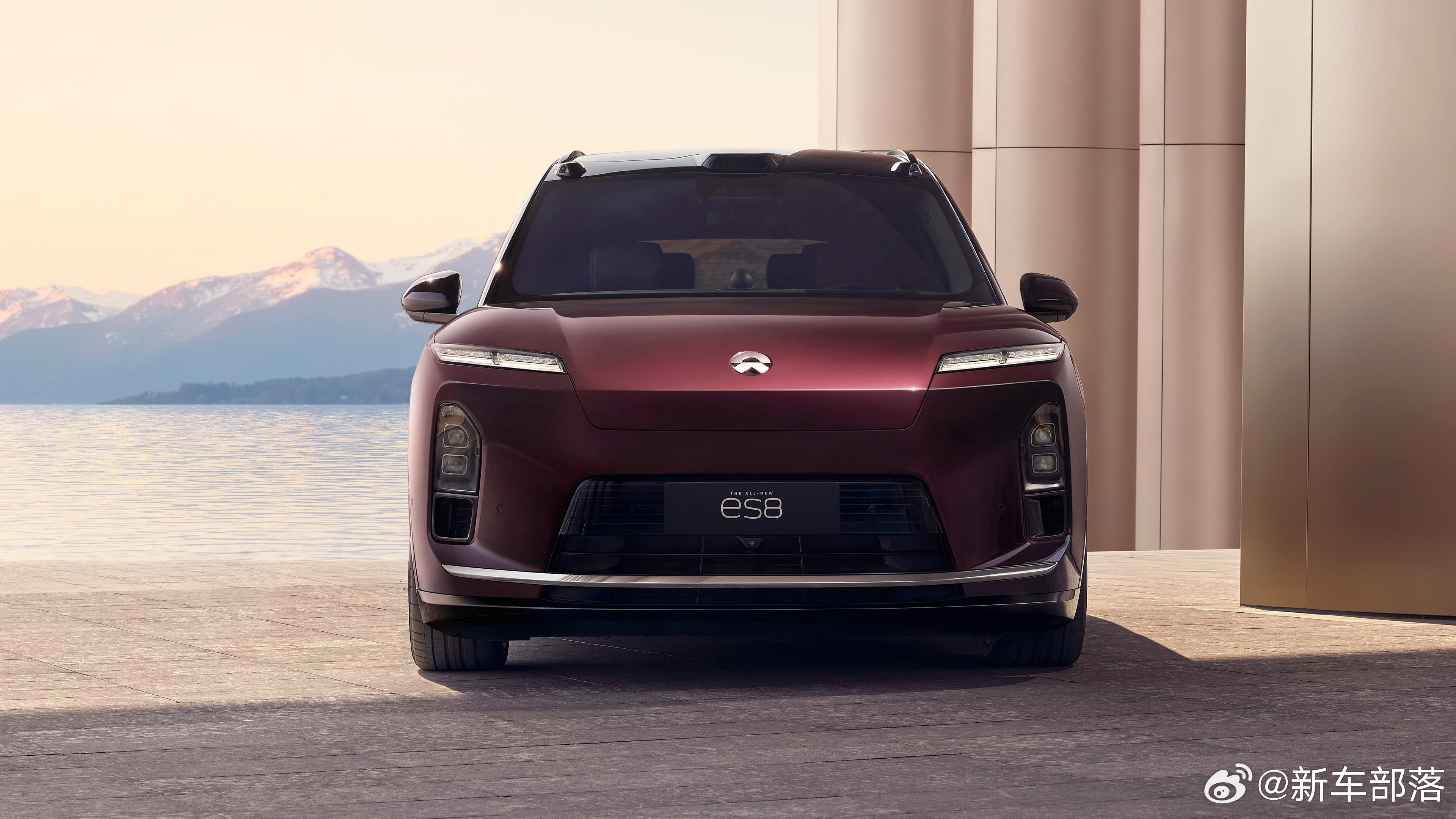 蔚来全新ES8新增M42星云红车色，灵感来自猎户座M42星云，采用巴斯夫纳米级工