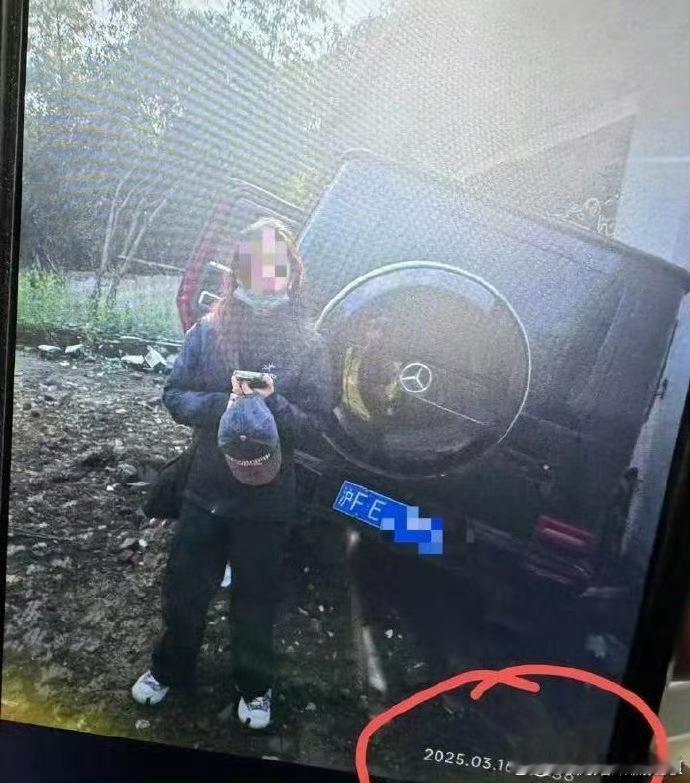 曝金晨交通事故监控截图疑似金晨交通事故现场监控的截图。照片上的女子为助理，👮认