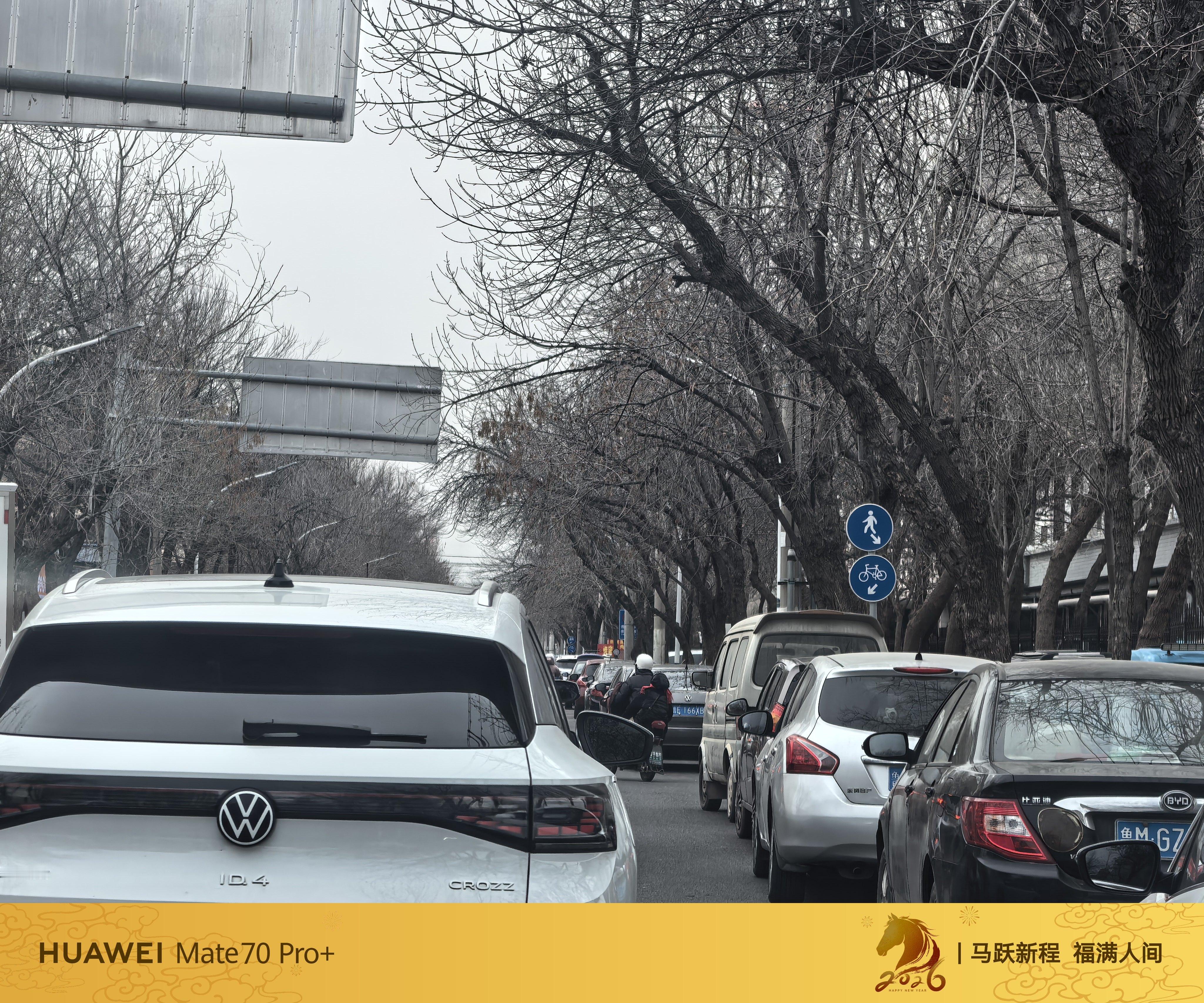 医院的停车真的太难了，一小时了，我还没停下车，早知道打车来了