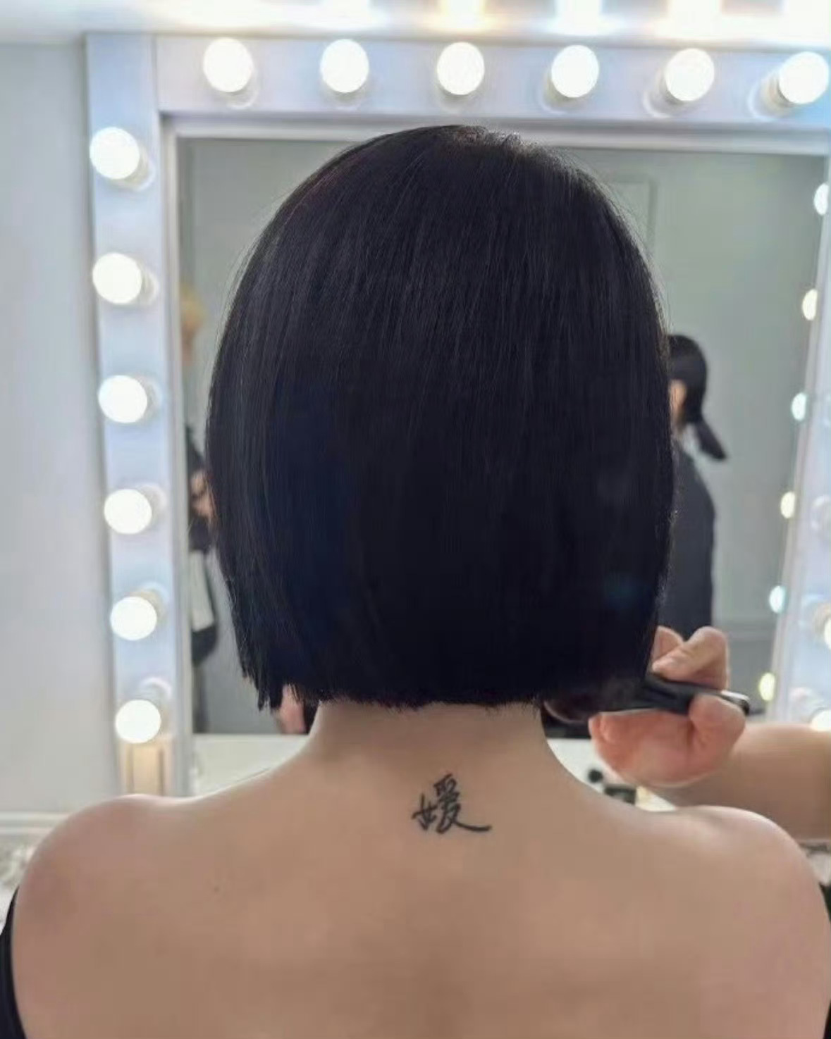 小S脖子上的媛字清晰可见从此以后，你的名字将伴随她直至生命的尽头“姐姐走后，我越
