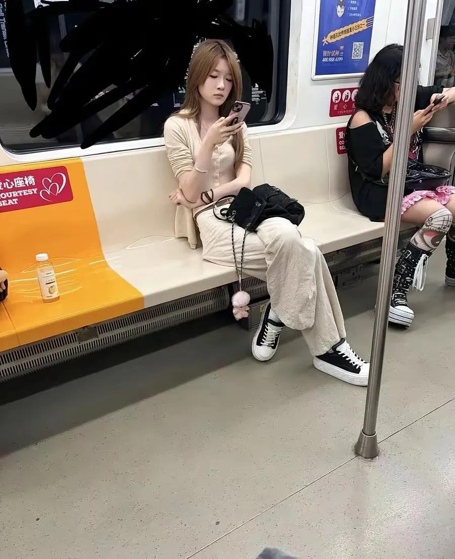 以你的经验，她今年多大了